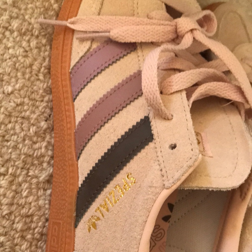 👟😎Adidas Women's Pale Pink Suede Sneaker